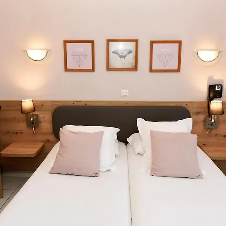 Azur Hotel 2*